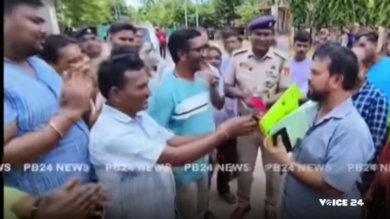 পঞ্চায়েত নির্বাচনে সন্ত্রাসের অভিযোগের মধ্যে কাঁকড়াবনে  গোলাপ দিয়ে রাজনৈতিক সৌজন্যতা