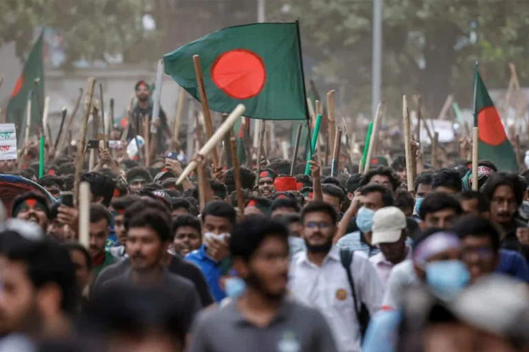 আবারও উত্তাল বাংলাদেশ! চাকরি জাতীয়করণের দাবিতে সংঘর্ষ, নামল সেনা, ঝরল রক্ত