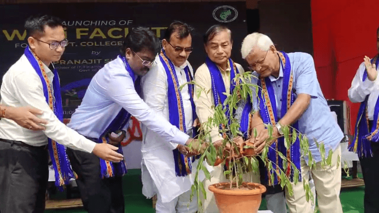 ১৯ টি কলেজের মধ্যে ওয়াইফাই কানেকশন চালুর সূচনা করেন অর্থমন্ত্রী প্রনজিৎ সিংহ রায়।