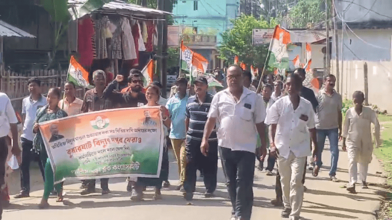 সরকারের উপর চাপ বাড়াতে গ্রাহকদের হয়ে মাঠে নামলো বিরোধী দল কংগ্রেস। বিদ্যুৎ মাশুল বৃদ্ধি প্রত্যাহার এবং বকেয়া বিদ্যুৎ বিল কিস্তিতে পরিষোধ করা সহ বিভিন্ন পাঁচ দফা দাবীতে কুমারঘাটে বিদ্যুৎ নিগম অফিসের সামনে বিক্ষোভ ও ডেপুটেশন দিলো কংগ্রেস।