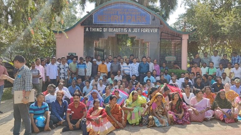 বেতন বৃদ্ধির দাবিতে বন দপ্তরে স্থায়ী কর্মরত ৩৬৩ জন কর্মী এক দিনের কর্মবিরতিতে বসেন গোর্খা বস্তি নেহেরু পার্কের সামনে।